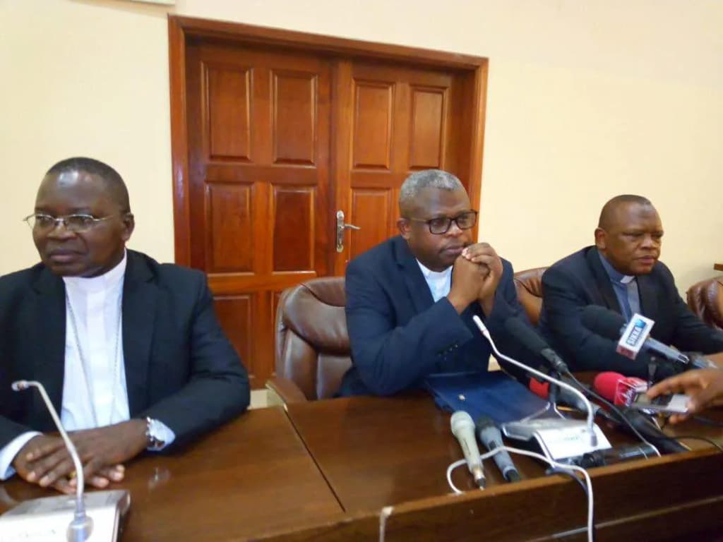 Les évêques de la Cenco (Conférence épiscopale nationale du Congo) lors d'un point de presse à Kinshasa, 11 janvier 2017. (Top Congo/VOA) De gauche à droite : M