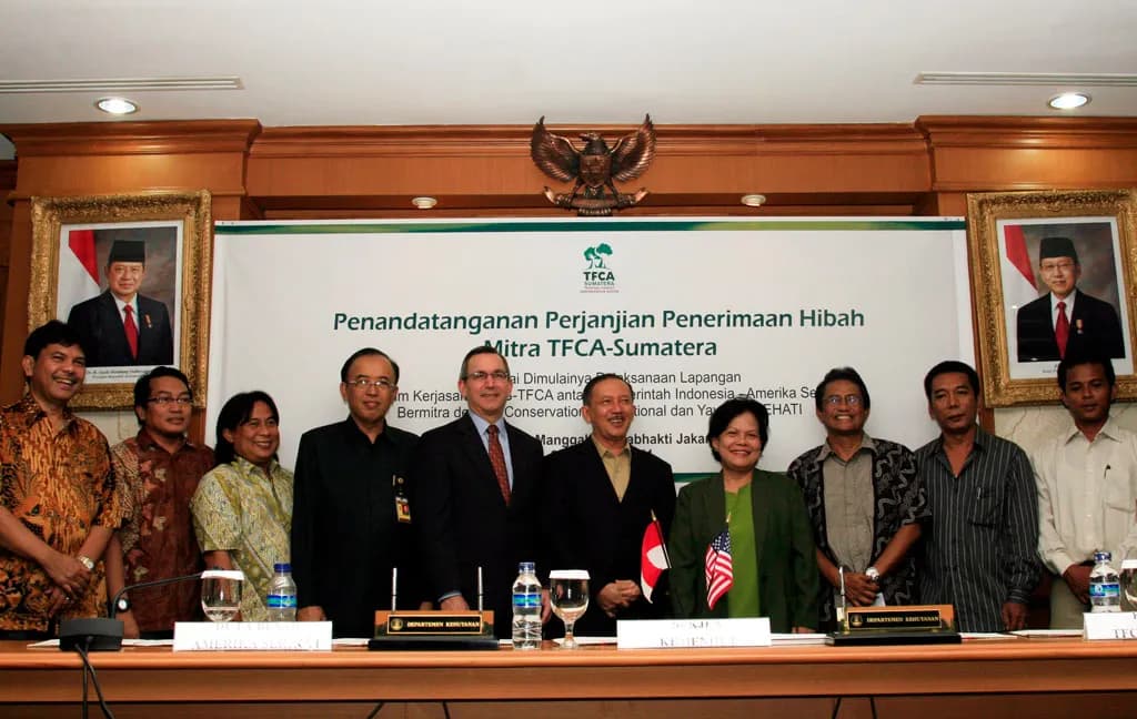 U.S. Ambassador to Indonesia Scot Marciel (5th from left) and the TFCA signatories - representatives from the government of Indonesia and five local NGOs - pose