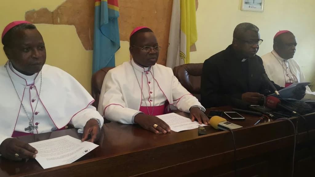 L’abbé Donatien Nshole, secrétaire général adjoint de la Cenco (Conférence nationale épiscopale du Congo), au centre en noir, lors d’un point de presse à Kinsha