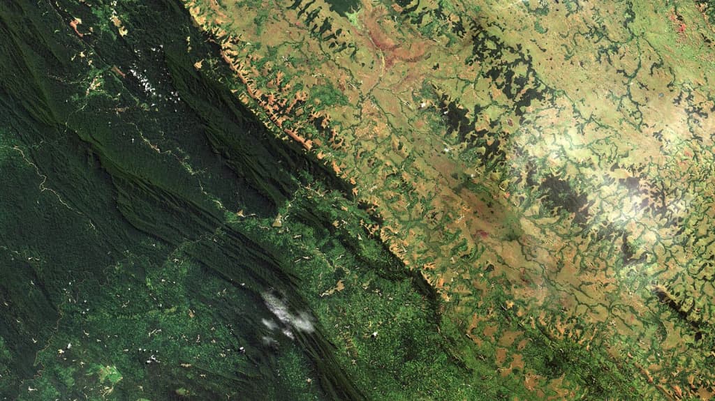 Tríplice fronteira Angola, Congo, RDC. Floresta tropical úmida em verde escuro, principalmente no enclave de Angola, Cabinde, do centro ao alto à esq. da imagem