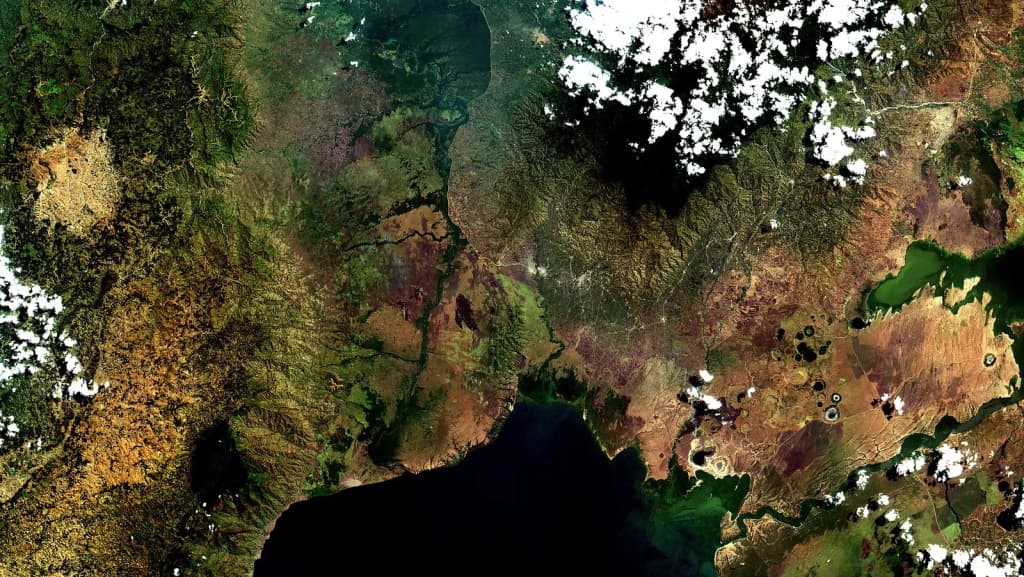 Fronteira República Democrática do Congo (RDC), Uganda, onde ocorre grave surto de ebola. A fronteira é delimitada pelo Rio Tako, várzea em verde escuro no alto