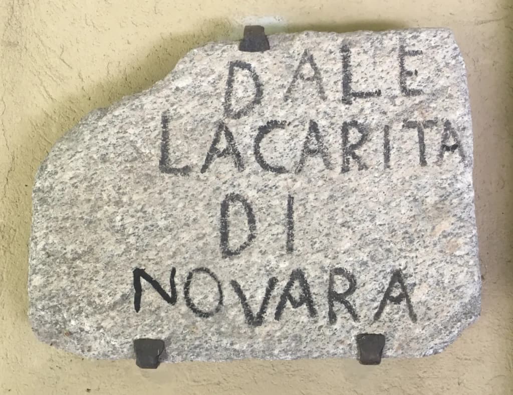 Iscrizione trovata alla Cascina Mirabella di Suno (Novara), con testo: [OSPE]DALE LA CARITA' DI NOVARA