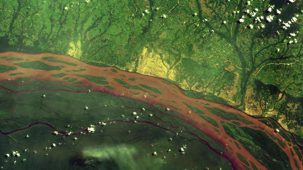 Em amarelo, ao centro, a cidade de Bumba, com mais de 100.000 habitantes e sem eletricidade nem água potável. Ao sul do rio, em tons de marrom, por sua água bar