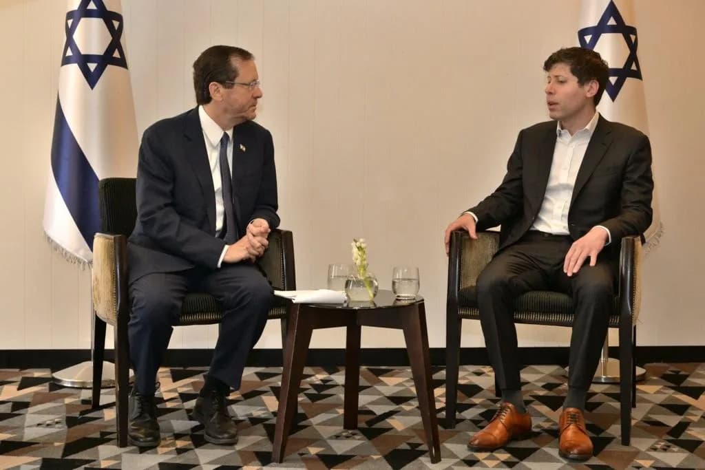 נשיא המדינה יצחק הרצוג , נפגש עם היזם היהודי-אמריקאי, מנכ"ל ושותף מייסד של חברת OpenAI , סם אלטמן המבקר ב ישראל . עוד השתתפו בפגישה: שותף מייסד בחברה והמדען הרא