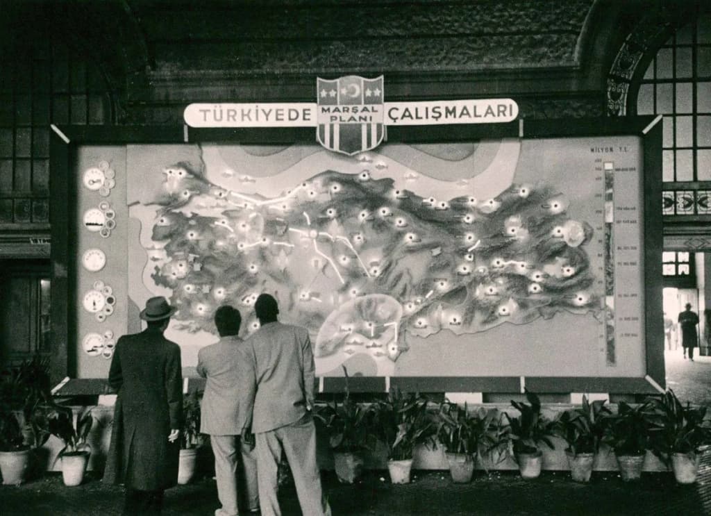 Haydarpaşa Garı'nda Marshall Planı'nı anlatan bir pano