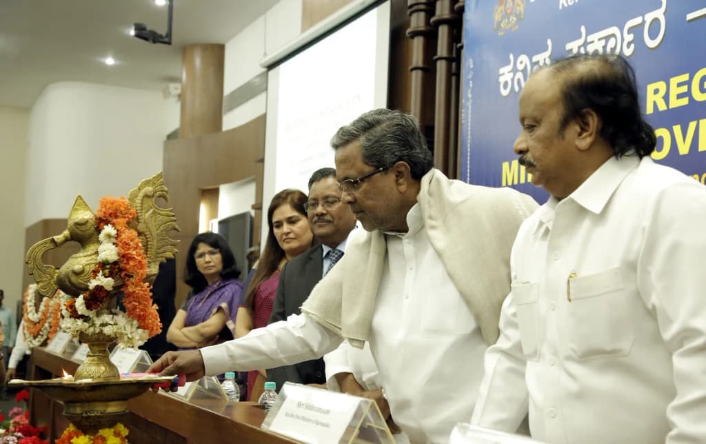 The Chief Minister of Karnataka, Shri K. Siddaramaiah lighting the lamp to inaugurate the two-day Regional Conference on “Minimum Government-Maximum Governance”