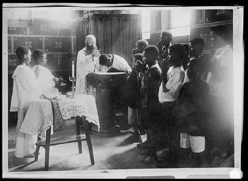 République du Congo. — Légende du cliché : « Missionnaire au Congo Belge, baptisant (Albert Bufkens)». le 2 août 1925
