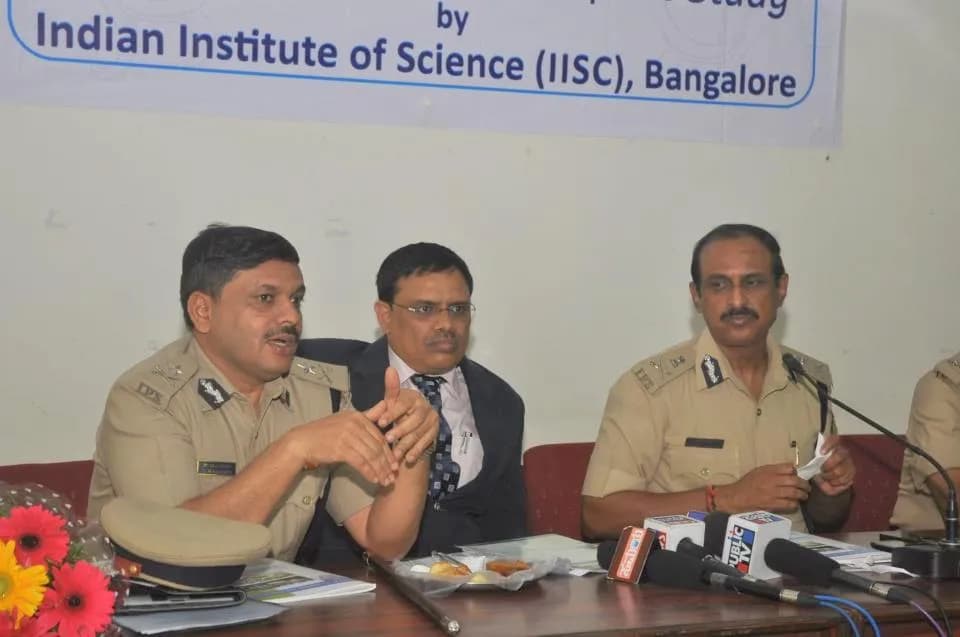 Dr. M.A. Saleem IPS, Additional Police Commissioner (on the left) & Chief of Bangalore City Traffic Police & Bangalore City Police Commissioner Jyothi Prakash B