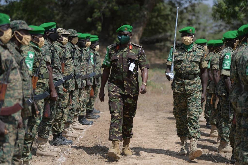 Senior Commanders of AMISOM forces recieves the Deputy Force Commander in charge Operations and Plans of AMISOM, Major Gen. William Kitsao Shume, inspects a gua