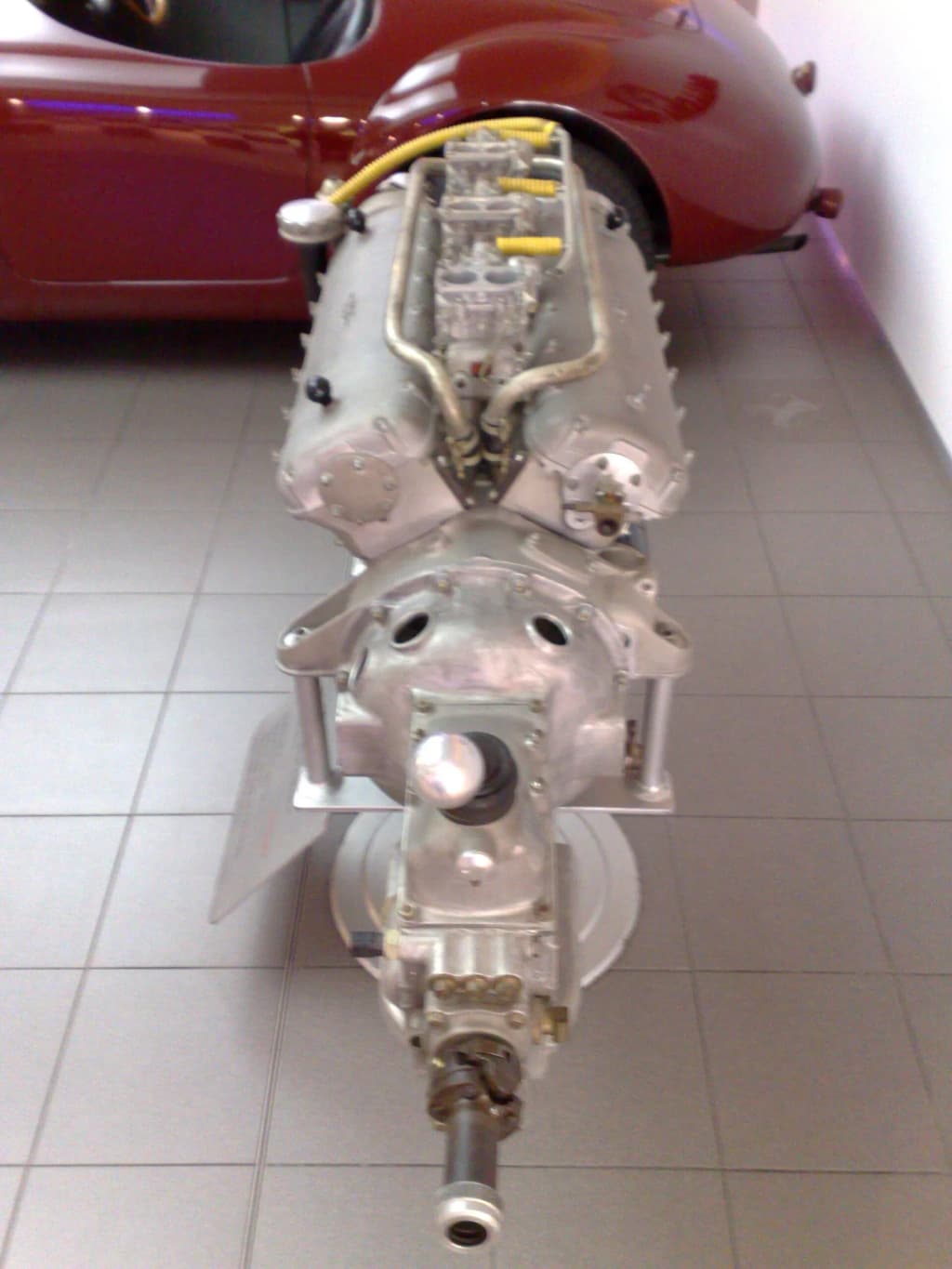 Motore di una Ferrai 125 S esposto alla Galleria Ferrari di Maranello