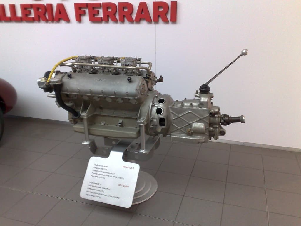 Motore di una Ferrai 125 S esposto alla Galleria Ferrai di Maranello