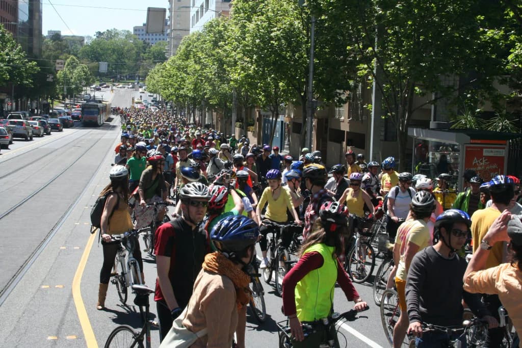Thousands of Cyclists in Melbourne for 350 Climate Protest