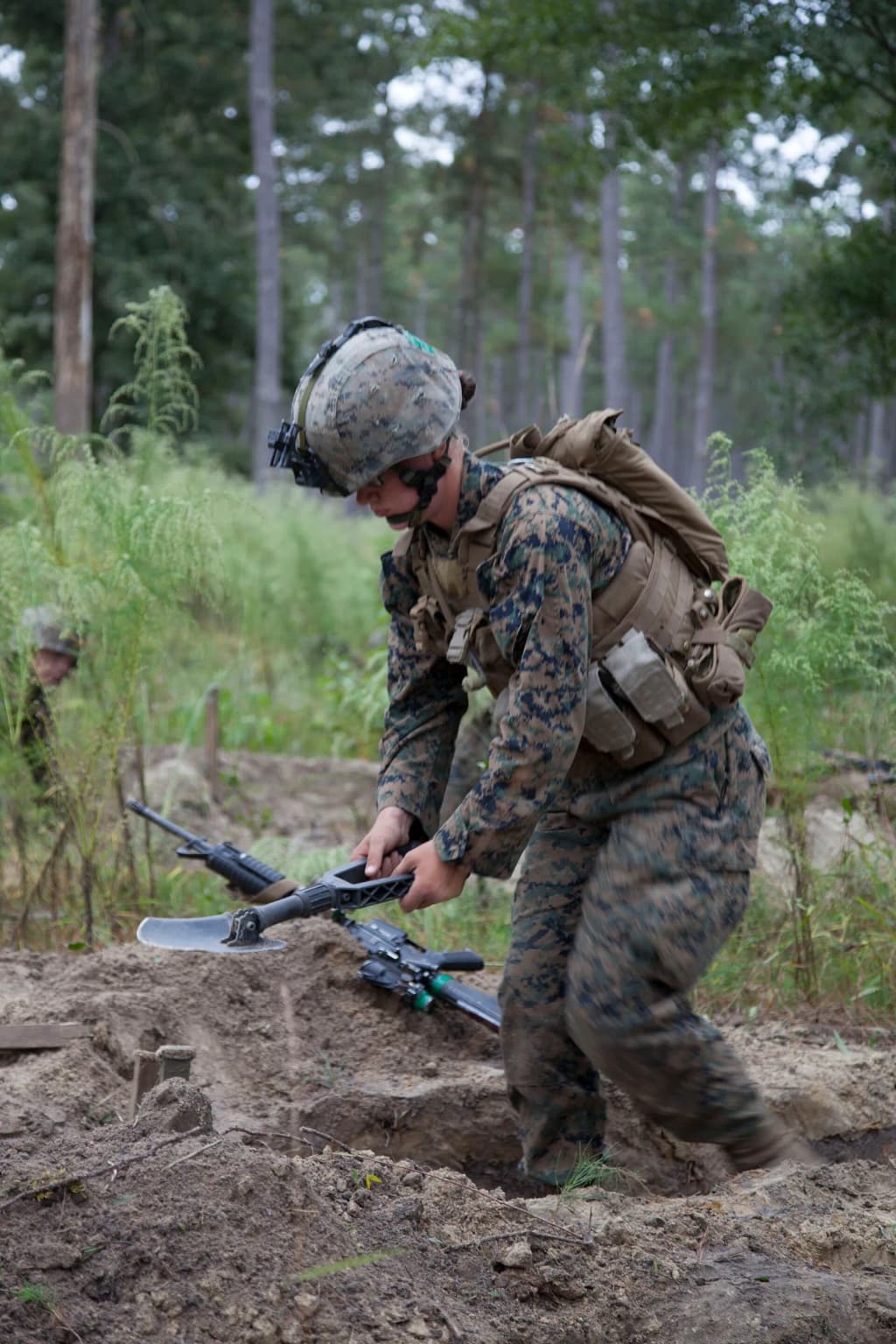 U.S. Marine Corps Private First Class PFC. Katie M. Gorz of Delta Company, Infantry Training Battalion (ITB), School of Infantry - East (SOI-E) digs a fighting