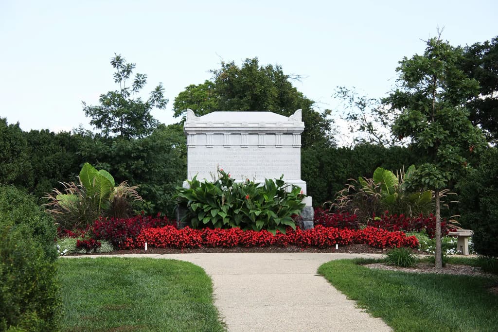 Looking east at the Civil War Unknowns Monument, located in Section 26 on the grounds of Arlington House (the Robert E. Lee Memorial) at Arlington National Ceme